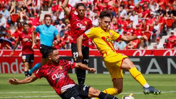 PALMA DE MALLORCA, 03/09/2022.- Jaume Costa (i), del Real Mallorca, pelea por el balón con Arnau Martínez, del Girona, durante el partido de LaLiga Santander que sus equipos disputaron este sábado en el Estadi de Son Moix en Palma de Mallorca. EFE/Cati Cladera
