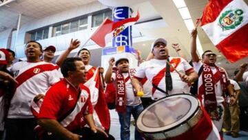 Boisterous Peru fans greet national team at Auckland Airport