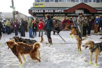 Acto ceremonial del comienzo de la carrera de trineos con perros que se celebró el pasado sábado en Anchorage, Alaska.