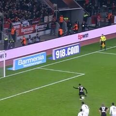 Chicharito y su penal perdido en duelo del Bayer de Aránguiz