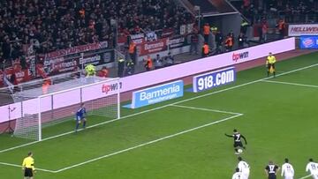 Chicharito y su penal perdido en duelo del Bayer de Aránguiz