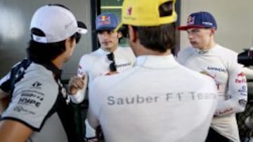 Sainz y Verstappen dialogan con Pérez y Nasr antes de la carrera de Australia.