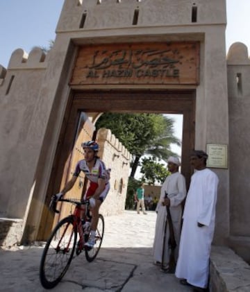 El ciclista suizo Fabian Cancellara del equipo Trek Facoty ganó la segunda etapa del Tour de Omán disputada entre Al Hazm Castle y Al Bustan, de 195,5 kilómetros.