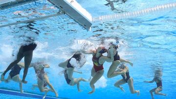Imagen de un partido de waterpolo femenino entre España y Estados Unidos.