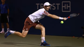 Andy Murray devuelve una bola durante su partido ante Noah Rubin en primera ronda del Winston-Salem Open en el Wake Forest Tennis Complex de Winston Salem, North Carolina.