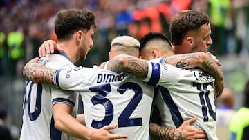 Lautaro Martinez celebrates con sus compañeros.