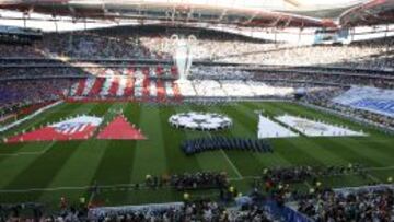 UNA FIESTA SANA DEL FÚTBOL. Atléticos (a la izquierda) y madridistas (a la derecha) dieron una lección de comportamiento en la final de Da Luz.