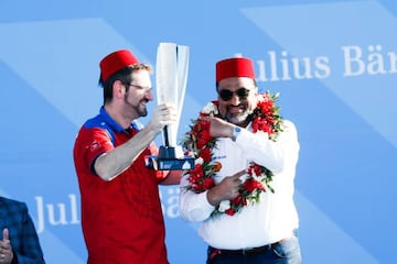 Joan Orús con Dilbagh Gill, CEO and Team Principal de Mahindra Racingen el podio de Marrakech.