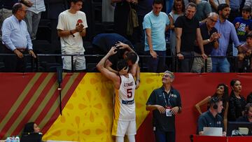 Rudy Fernández se abraza con Víctor Claver.