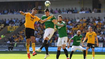 Raúl Jiménez disputando el esférico en el partido ante el Brighton.