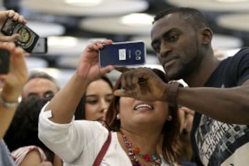 El colombiano Jackson Martínez, delantero del Atlético de Madrid, se fotografía con aficionados a su llegada esta tarde al aeropuerto Adolfo Suárez-Barajas de Madrid. Martínez ha sido traspasado desde el Porto a cambio de la cantidad de su cláusula de rescisión, 35 millones de euros.