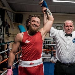 McGregor regresa a un ring con polémica: golpeó en el ojo a su rival antes de la pelea