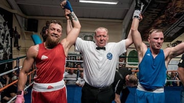 Conor McGregor y Michael McGrane saludan tras terminar empate en un combate a cuatro asaltos en Dubl&iacute;n.