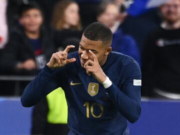 La selección francesa venció 2-0 ante Austria para evitar el descenso a la Liga B de la Nations League. Mbappé abrió el marcador con un golazo y lo celebró 'disparando una fotografía'.