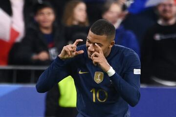 La selección francesa venció 2-0 ante Austria para evitar el descenso a la Liga B de la Nations League. Mbappé abrió el marcador con un golazo y lo celebró 'disparando una fotografía'.