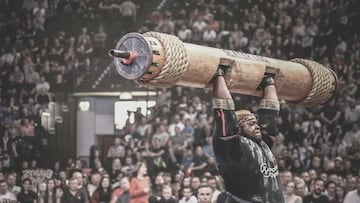 Cheick Sanou, más conocido como Iron Biby, durante una competición de levantamiento de troncos.