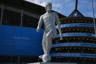 En agosto de 2021, el Manchester City descubrió la estatua en homenaje a la leyenda de su equipo, el español David Silva. Se encuentra en los aledaños del Etihad Stadium en Mánchester.