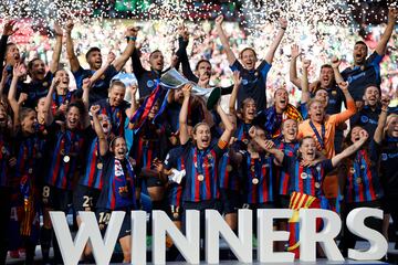 EINDHOVEN (PAÍSES BAJOS), 03/06/2023.- La capitana del FC Barcelona Alexia Putellas (c) levanta el trofeo tras vencer en la final de la Liga de Campeones Femenina ante el Wolfsburgo, este sábado en el Philips Stadion de Eindhoven. EFE/ Alberto Estévez
