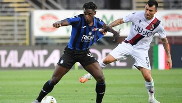 Soccer Football - Serie A - Atalanta v Bologna - Stadio Atleti Azzurri, Bergamo, Italy - July 21, 2020   Atalanta&#039;s Duvan Zapata in action with Bologna&#039;s Gary Medel, as play resumes behind closed doors following the outbreak of the coronavirus d