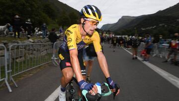 Primoz Roglic, tras cruzar línea de meta en Laruns.