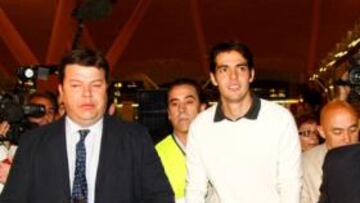 SONRIENTE. El brasileño no dejó de sonreír desde su aparición por la T4 de Barajas.