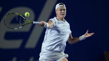 El tenista Holger Rune devuelve una bola durante su partido ante Matteo Berrettini en el Abierto Mexicano de Tenis Telcel de Acapulco.