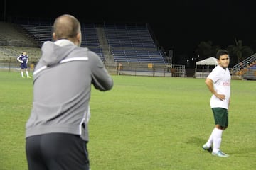 Savarese dando instrucciones a Flores.