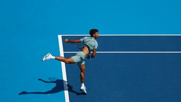 Carlos Alcaraz saca durante su partido de la tercera ronda del Masters 1.000 de Cincinnati contra el serbio Hamad Medjedovic.
