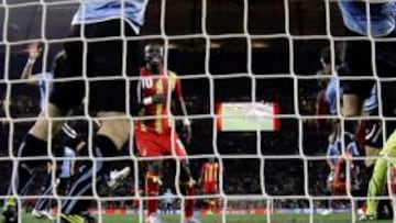 <b>IMAGEN PARA LA HISTORIA. </b>Luis Suárez detiene con las dos manos el remate del ghanés Adiyian y evita el gol en la última jugada del partido.