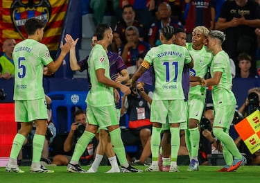 Los jugadores de Barcelona celebran con Lamin Yamal, lo que permitió la reexpresión contra Levande.