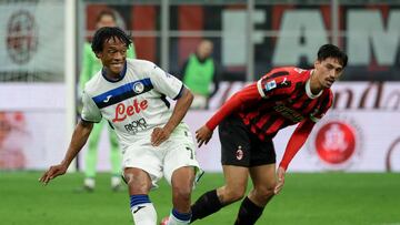 Milan (Italy), 20/04/2025.- Atalanta's mildfielder Juan Cuadrado in action against AC Milan's midfielder Tijjani Rejjnders during the Italian Serie A soccer match AC Milan vs Atalanta at Giuseppe Meazza Stadium in Milan, Italy, 20 April 2025. (Italia) EFE/EPA/Roberto Bregani