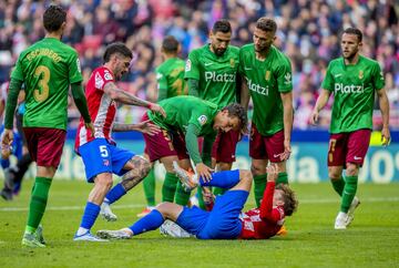 El delantero francés del Atlético de Madrid Antoine Griezmann yace en el campo después de un golpe durante el partido.