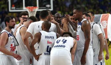 Decepción en los jugadores del Real Madrid tras perder en la semifinal ante el Fenerbahçe.