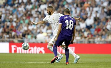 El jugador del Real Madrid, Benzema, marca el 1-0 al Real Valladolid.