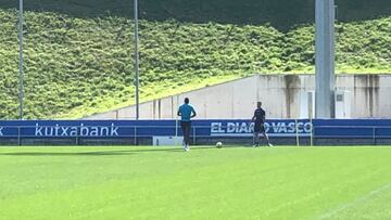 Sadiq toca balón con un recuperador en Zubieta..