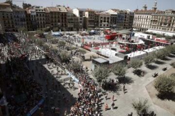 Vista general de la Plaza del Castillo de Pamplona con el pelotón a punto de comenzar la decimo primera etapa de la Vuelta Ciclista a España que con un recorrido de 151 kilómetros tiene su inicio en Pamplona y termina en el Santuario de San Miguel de Aralar.