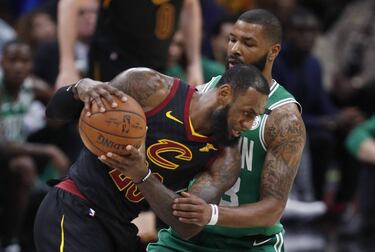 Los Cavaliers de Cleveland apalearon 86-116 a los Celtics de Boston en el tercer partido de la final de la conferencia Este y se acercaron 2-1 en la serie. En la conferencia Oeste, los Warriors de Golden State apalearon 85-126 a los Rockets de Houston con 35 puntos de Stephen Curry y pusieron la serie 2-1.