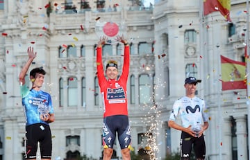 Primoz Roglic, celebra en el podio tras ganar La Vuelta  con Ben O'Connor, del Decathlon AG2R La Mondiale Team, segundo clasificado, y Enric Mas, del Movistar Team, tercero.