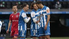 Partido Deportivo de La Coru&ntilde;a - Numancia. H&eacute;ctor y Borges jugandose el tiro de la falta a piedra papel tijera