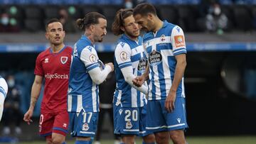 Partido Deportivo de La Coru&ntilde;a - Numancia. H&eacute;ctor y Borges jugandose el tiro de la falta a piedra papel tijera