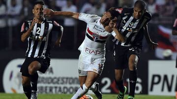 Calleri trata de irse de Leonardo Silva durante el encuentro de ida de cuartos de final de la Copa Libertadores entre Sao Paulo y Atl&eacute;tico Mineiro.