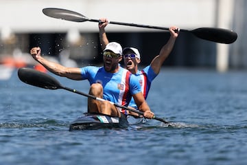 Josef Dostal and Radek Slouf, de la República Checa, celebran la medalla de bronce que han conseguido en la final de 1000m de kayak dobles.