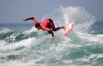 El mexicano Jhony Corzo se proclamó campeón del mundo de surf tras la final que le enfrentó al francés Joan Duru en Biarritz, en la costa suroeste francesa. En la final del Mundial-2017, Corzo se impuso con una puntuación de 14,50 por los 13,90 puntos del francés.
"Es un sueño que se convierte en realidad. Estoy muy orgulloso por esta medalla de oro para México", declaró el nativo de Puerto Escondido, que sucede en el palmarés al argentino Leandro Usuna, coronado en 2016.
(Información de AFP)