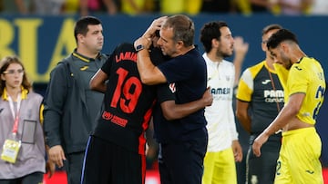 Lamine Yamal, abrazado por Flick.