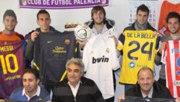 <b>CAMISETAS. </b>Jugadores, cuerpo técnico y presidente del Palencia.
