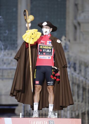 Primoz Roglic viste el atuendo de peregrino tras ganar la contrarreloj y coronarse como campeón de la Vuelta a España en Santiago de Compostela.