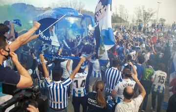 Numerosos seguidores de la Real Sociedad se han agolpado en los alrededores de Zubieta para despedir al club antes de la final de la Copa del Rey.