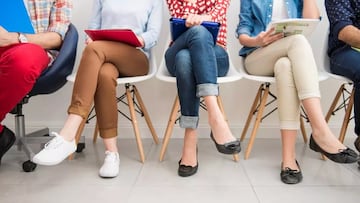 Un psicólogo señala el significado de mover constantemente las piernas cuando estás sentado