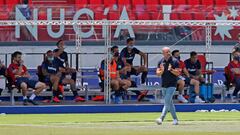 LA NUC&Iacute;A (ALICANTE), 28/06/2020.- El entrenador del Levante, Paco L&oacute;pez, durante el partido correspondiente a la jornada 32 de la Ligar disputado frente al Betis en La Nuc&iacute;a (Alicante). EFE / Manuel Lorenzo