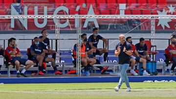 LA NUCÍA (ALICANTE), 28/06/2020.- El entrenador del Levante, Paco López, durante el partido correspondiente a la jornada 32 de la Ligar disputado frente al Betis en La Nucía (Alicante). EFE / Manuel Lorenzo